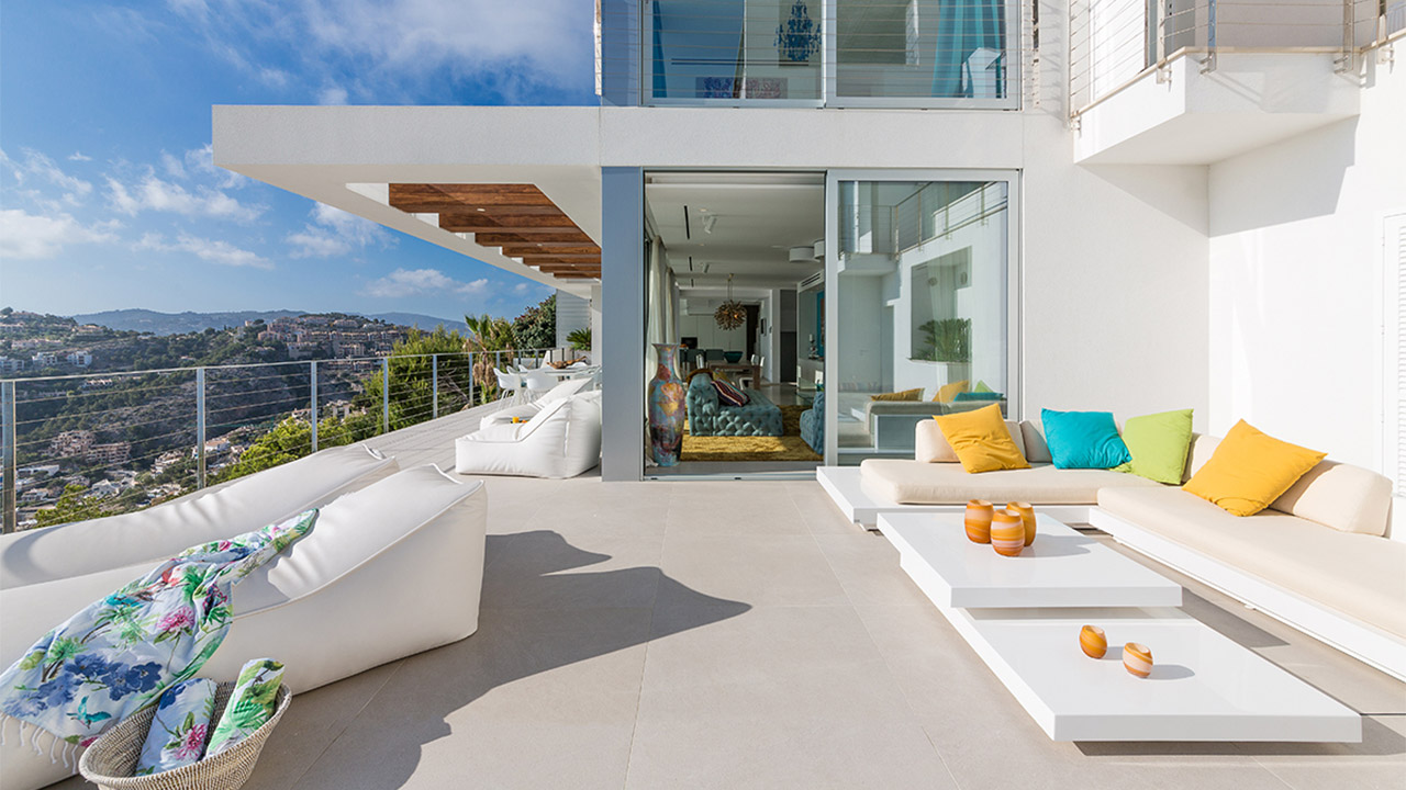 Discover the Great Outdoors at the Outdoors Furniture Store