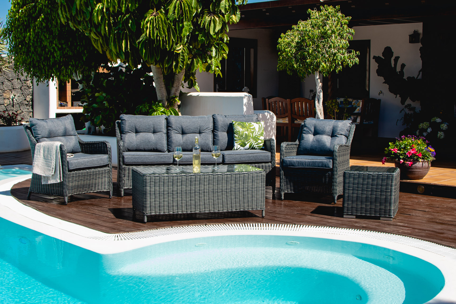 Choosing the Right Outdoor Living Furniture For Your Home