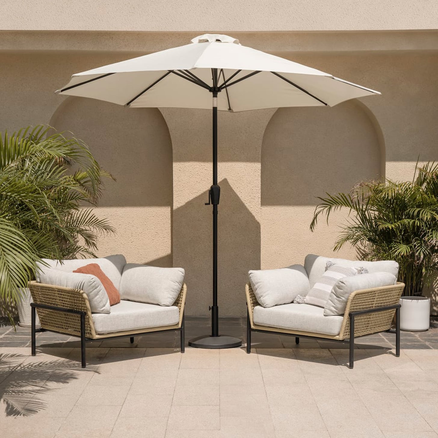Embrace the Open Air With an Outdoor Sale Setting