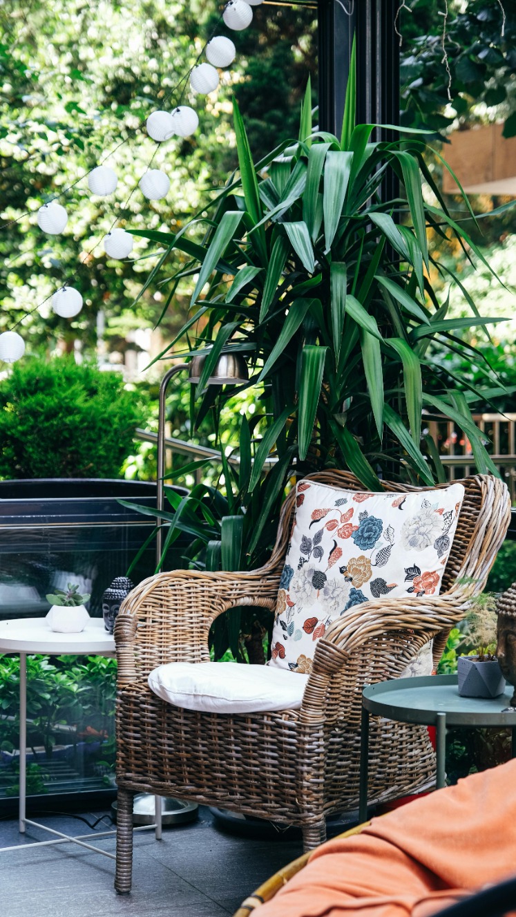 Backyard Tables And Chairs